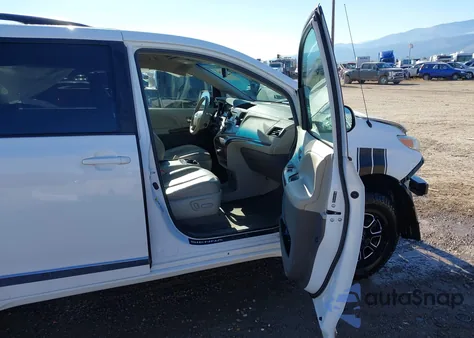 2012 Toyota Sienna Xle 7 Passenger z USA, uszkodzony, nr VIN 5TDDK3DC9CS048289